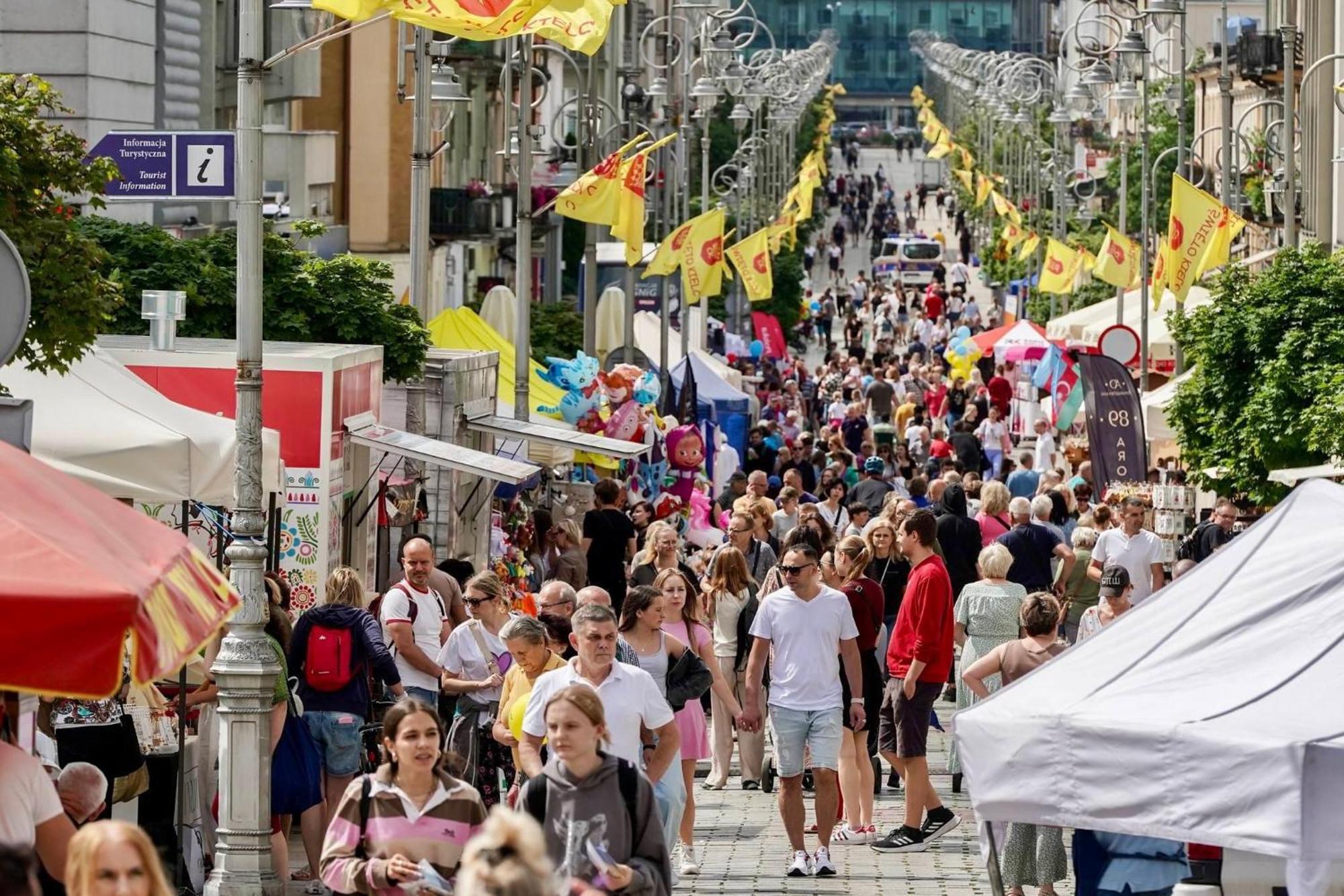 Hotelowe Pokoje Paris -Rynek Centrum- City One Κίελτσε Εξωτερικό φωτογραφία